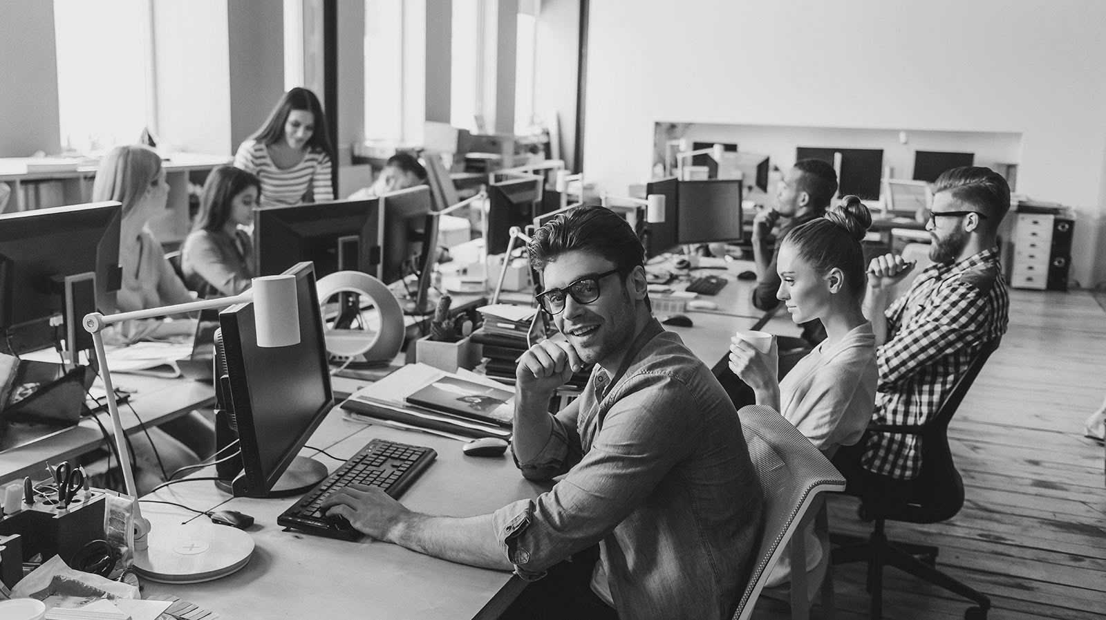 Groupe d'hommes et de femmes travaillant au bureau.