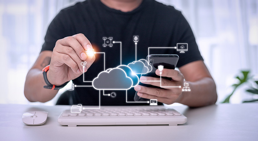 Un homme avec un téléphone à la main et montrant la technologie du cloud virtuel